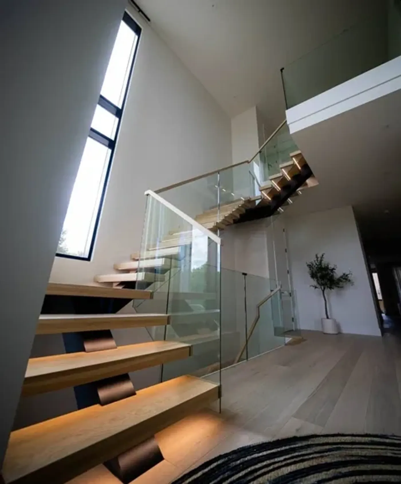 Glass tread cantilevered stair system in a Los Angeles home